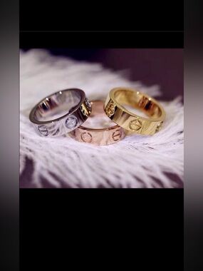 RESTOCKED! 5 star ⭐️ UNISEX love screw ring